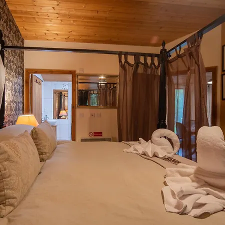 Argente - Still Rabbit - Hot Tub - Yorkshire Villa Selby