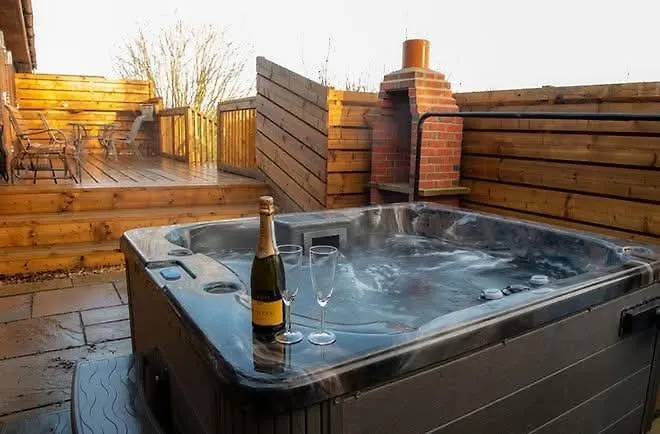 Willa Argente - Still Rabbit - Hot Tub - Yorkshire Selby